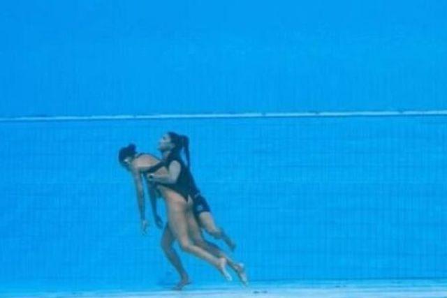Nadadora se desmaya en plena competencia internacional; su entrenadora la salva