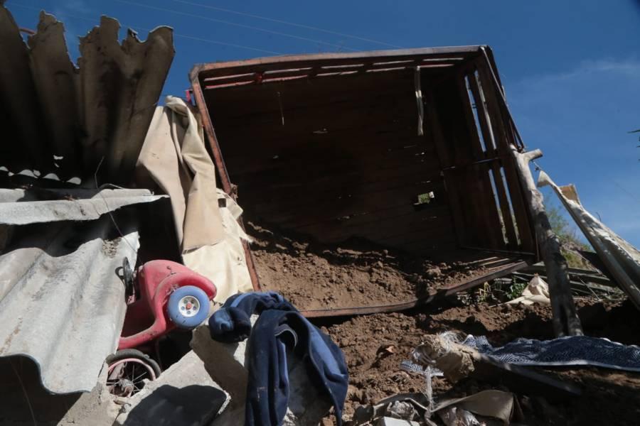 Salvan la vida después de volcar camioneta cargada con barro en Panotla