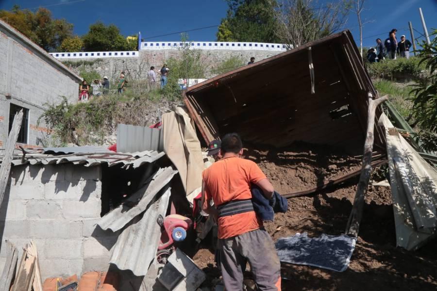 Salvan la vida después de volcar camioneta cargada con barro en Panotla
