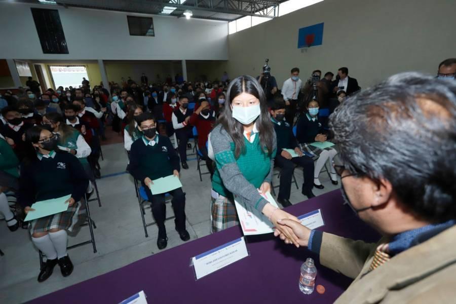 Reciben 3 mil estudiantes del cecyte-emsad certificados de becas Santander