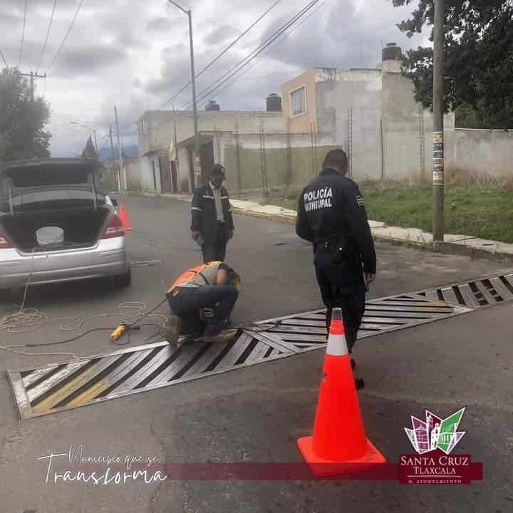 Atiende servicios municipales reparación de rejillas, en Santa Cruz Tlaxcala