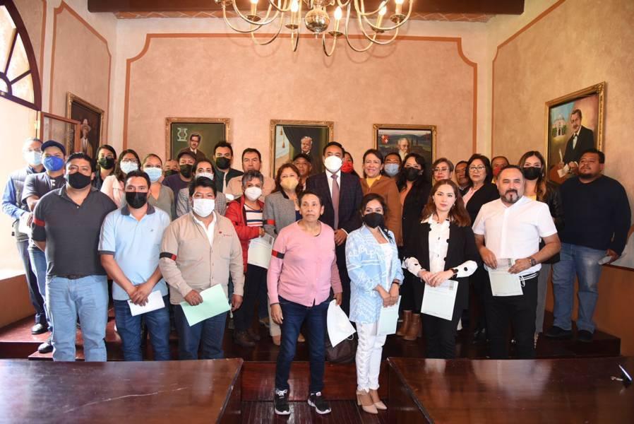 Ayuntamiento de Tlaxcala entrega reconocimientos por antigüedad y estímulos económicos a trabajadores