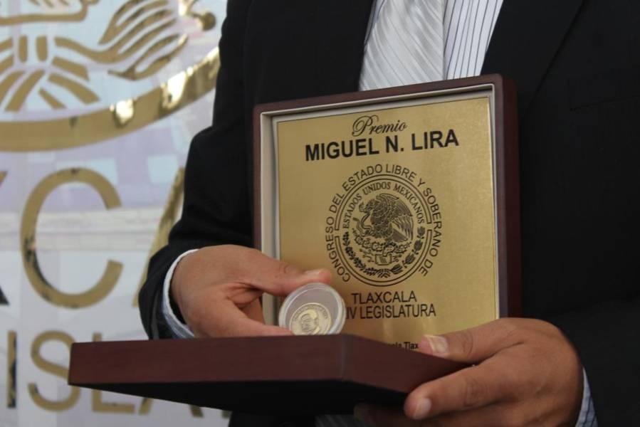 Recibe el premio Miguel N.Lira, Fabian Robles