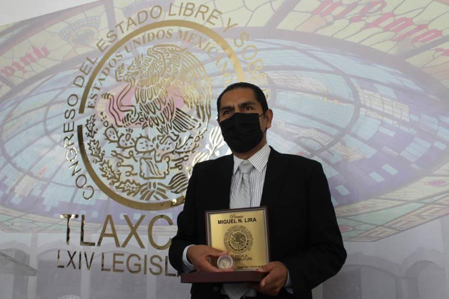 Recibe el premio Miguel N.Lira, Fabian Robles