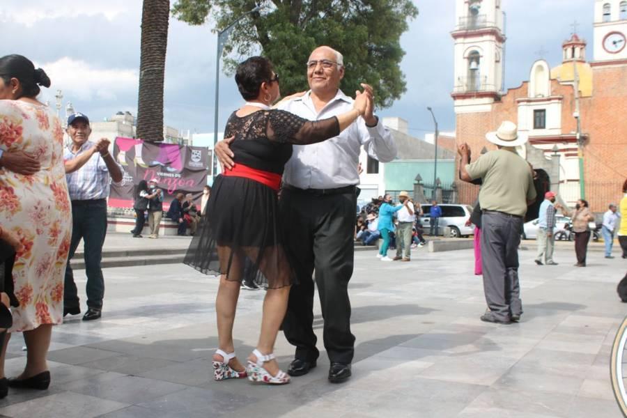 Exitoso tercer vienes de danzón en Chiautempan 