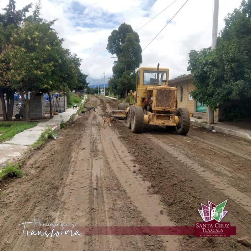 En Santa Cruz Tlaxcala, a través de la Dirección de Obras Públicas emprenden programa “Conservación de caminos rurales"