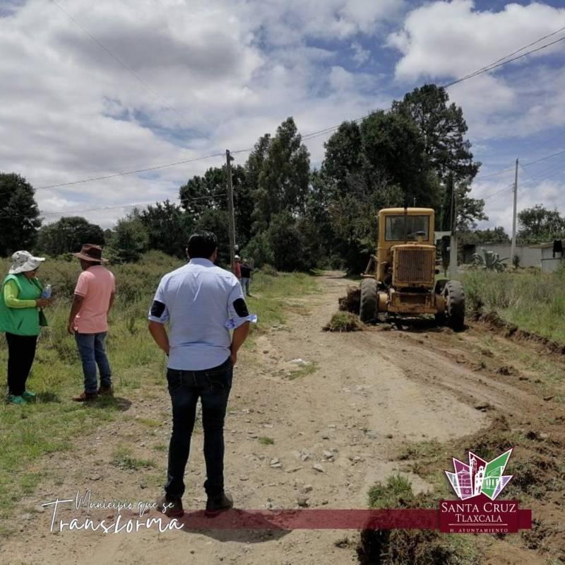 En Santa Cruz Tlaxcala, a través de la Dirección de Obras Públicas emprenden programa “Conservación de caminos rurales"