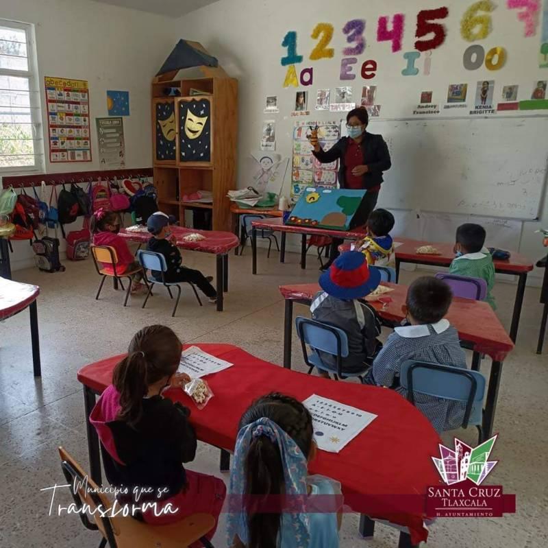 Ofrecen actividad “Cuento en tapete” a niños de Santa Cruz Tlaxcala