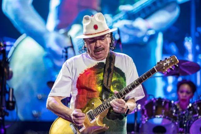 Se desploma en el escenario el guitarrista Carlos Santana durante un concierto en Michigan