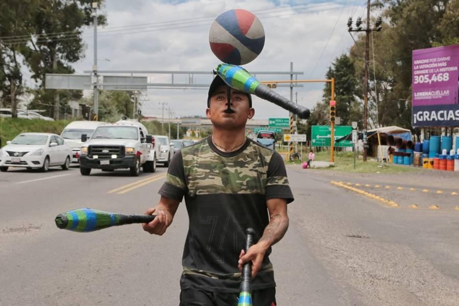 Roberto Mendieta, artesano que realiza malabares en Tlaxcala