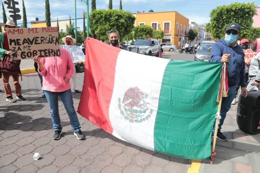Protestan pobladores de Xicohtzinco a las afueras del Congreso del Estado 