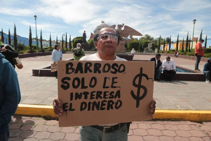 Protestan pobladores de Xicohtzinco a las afueras del Congreso del Estado 