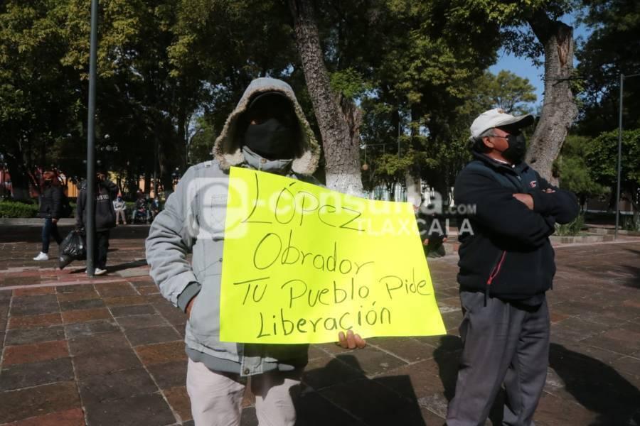 Se manifiestan habitantes de Tlalcuapan frente a Palacio de Gobierno 