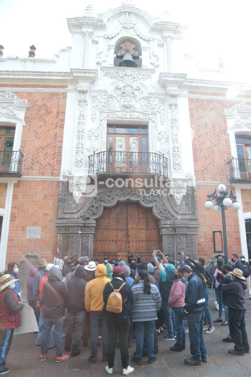 Se manifiestan habitantes de Tlalcuapan frente a Palacio de Gobierno 