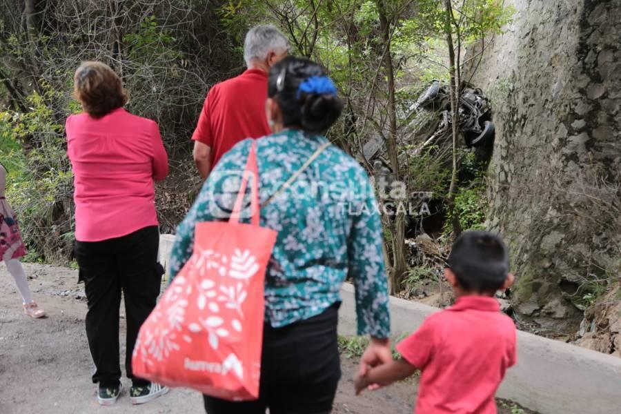 Familia salva la vida al caer en su automóvil a barranca de Tizatlán 