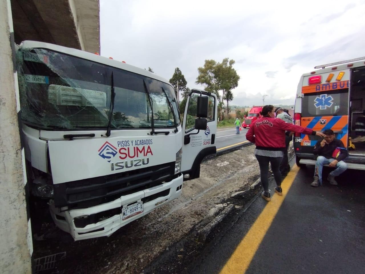 Un lesionado deja choque de camión en la autopista Apizaco-Tlaxcala, altura de Totolac 