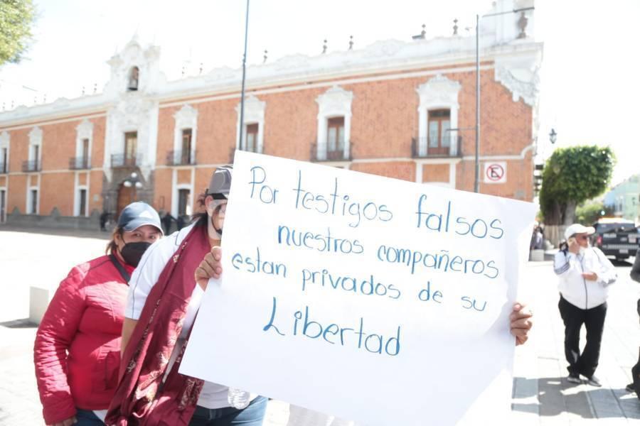 Protestan pobladores de Tlalcuapan en la capital 