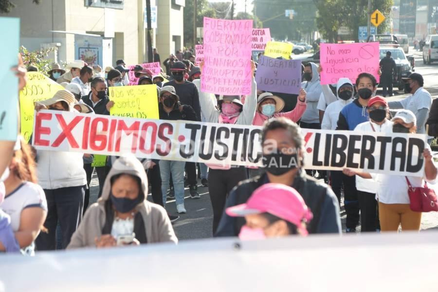 Inicia marcha de pobladores de Tlalcuapan para exigir liberación de detenidos 