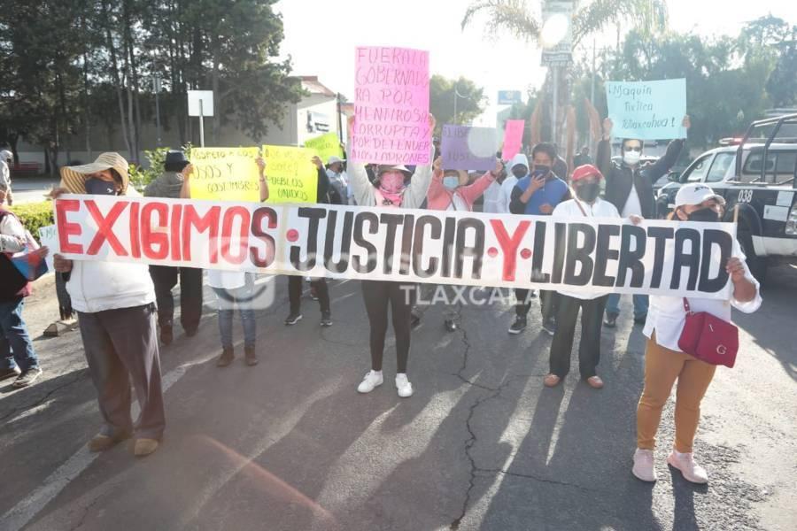Inicia marcha de pobladores de Tlalcuapan para exigir liberación de detenidos 