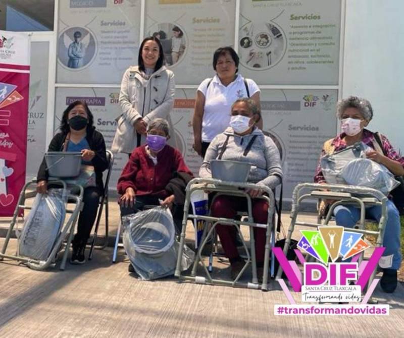 DIF de Santa Cruz Tlaxcala hace entrega de bastones, andaderas, sillas de baño, sillas de rueda