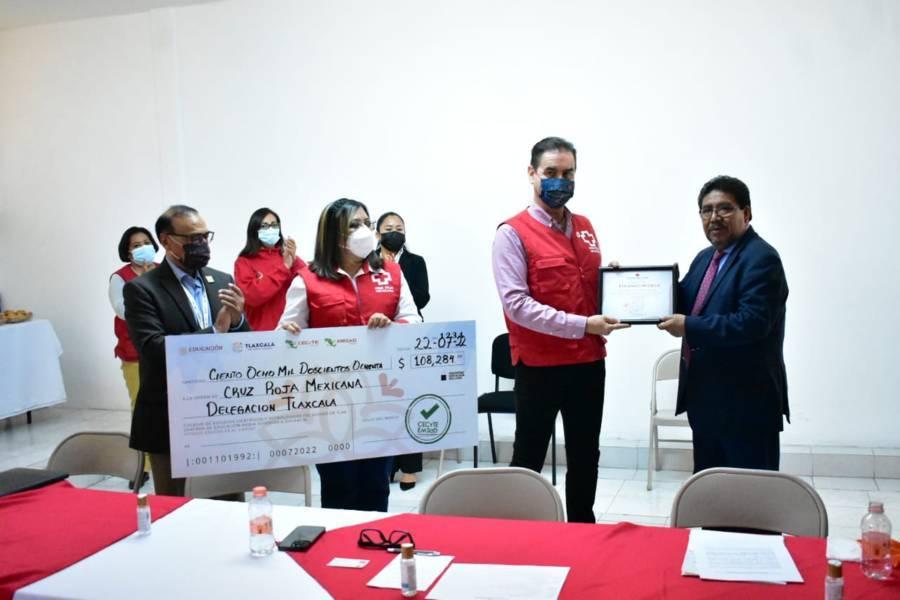 Dona CECYTE-EMSAD más de 100 mil pesos a la Cruz Roja