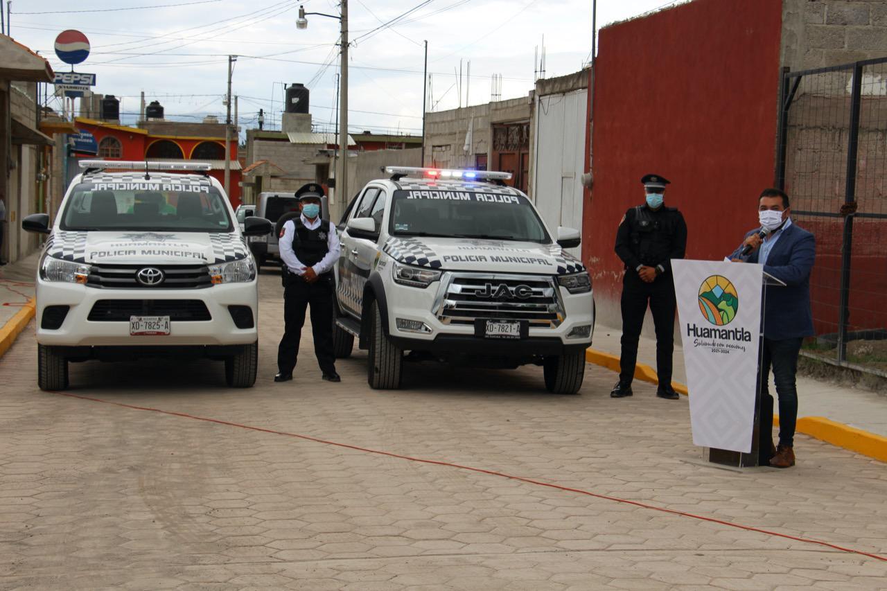 Entrega Santos Cedillo dos nuevas patrullas para la seguridad de los huamantlecos