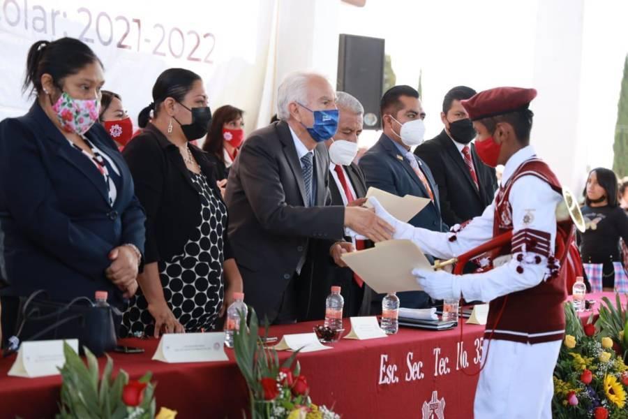Apadrinó Presidente de Chiautempan a alumnos de escuelas del municipio 
