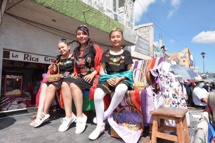 Espectacular y colorido desfile en Chiautempan 
