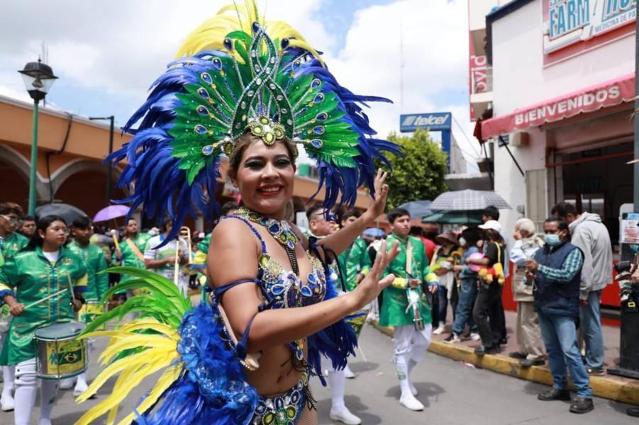 Espectacular y colorido desfile en Chiautempan 