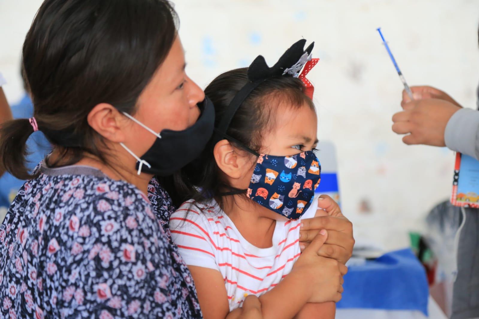 Vacunan a niños de 5 a 11 años en Totolac 