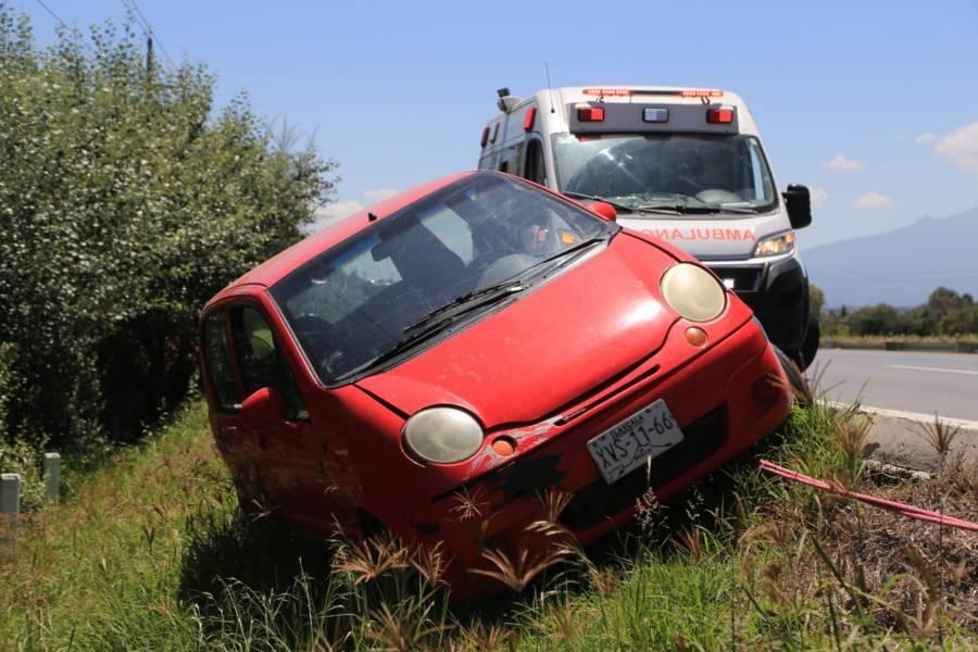 Abandonan vehículo chocado en la Tlaxcala-Texmelucan 
