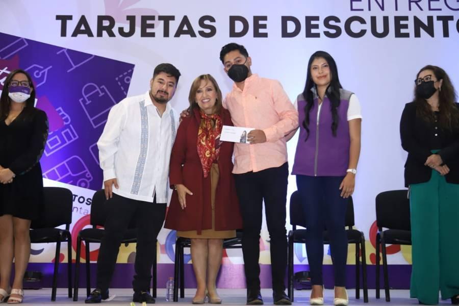 Apoya Gobernadora Lorena Cuéllar a jóvenes tlaxcaltecas con tarjetas de descuento