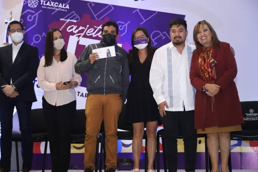 Apoya Gobernadora Lorena Cuéllar a jóvenes tlaxcaltecas con tarjetas de descuento