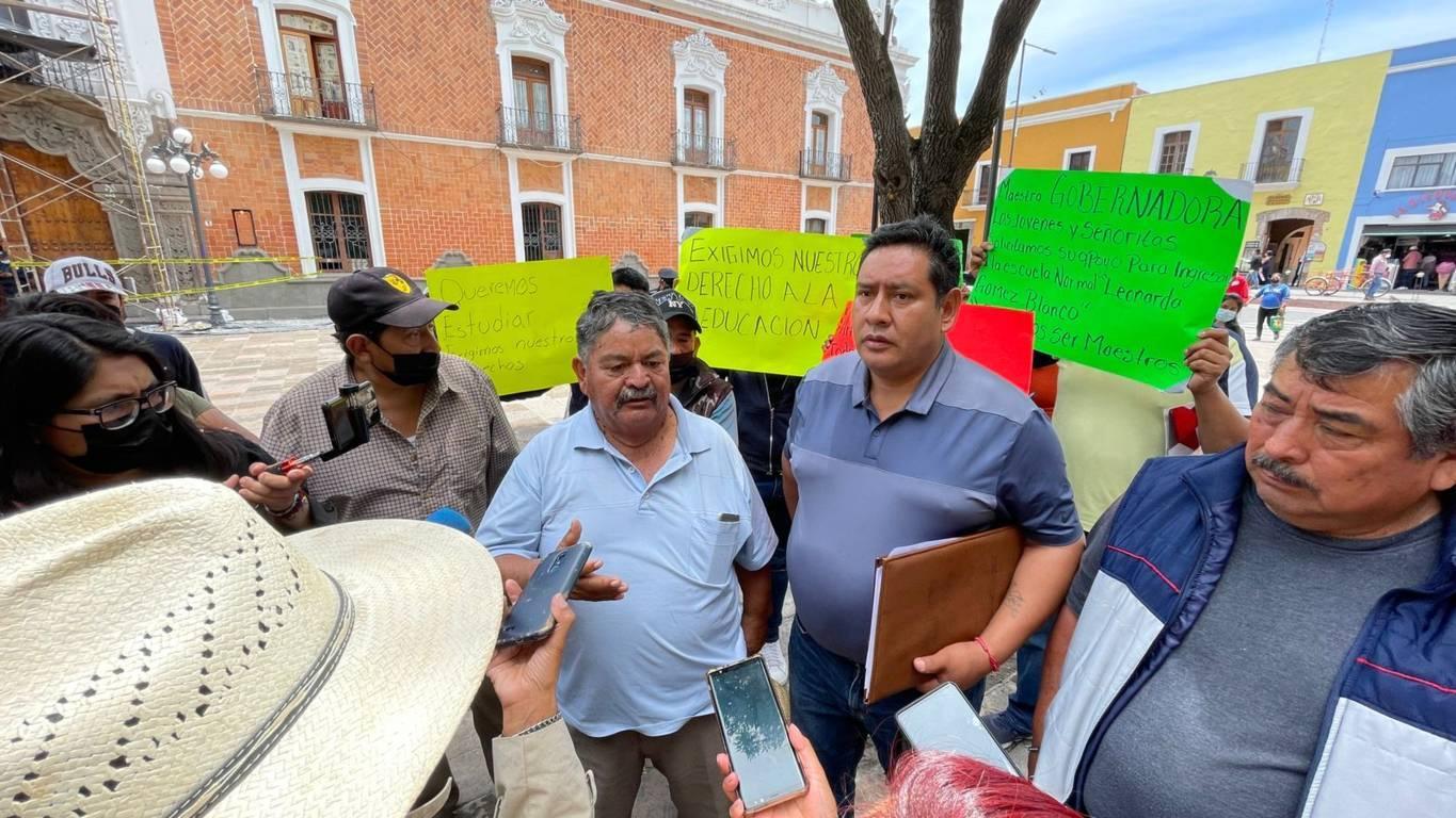 Se manifiestan pobladores de Santa Apolonia Teacalco en Palacio de Gobierno 