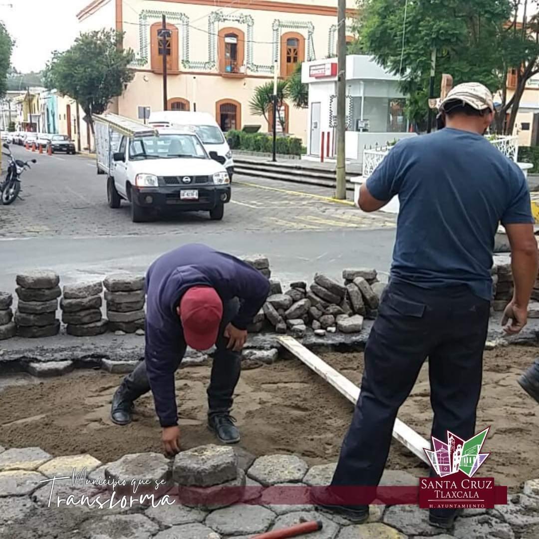 Nivelación de adoquín y mantenimiento en la calles de Santa Cruz Tlaxcala