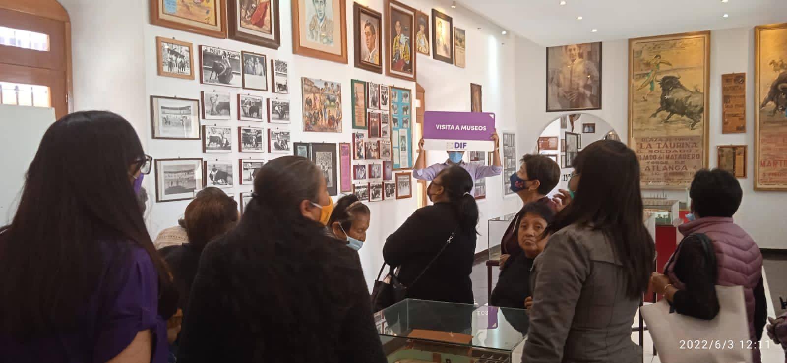 Adultos mayores de Apetatitlán realizaron visita al Museo Taurino de Huamantla 
