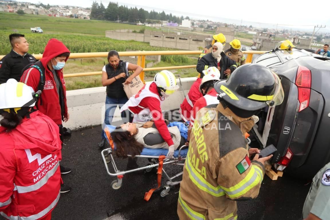 Un hombre muerto y dos heridos deja aparatoso choque y volcadura en Tlaxco