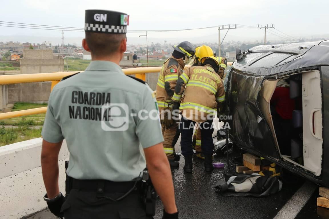 Un hombre muerto y dos heridos deja aparatoso choque y volcadura en Tlaxco