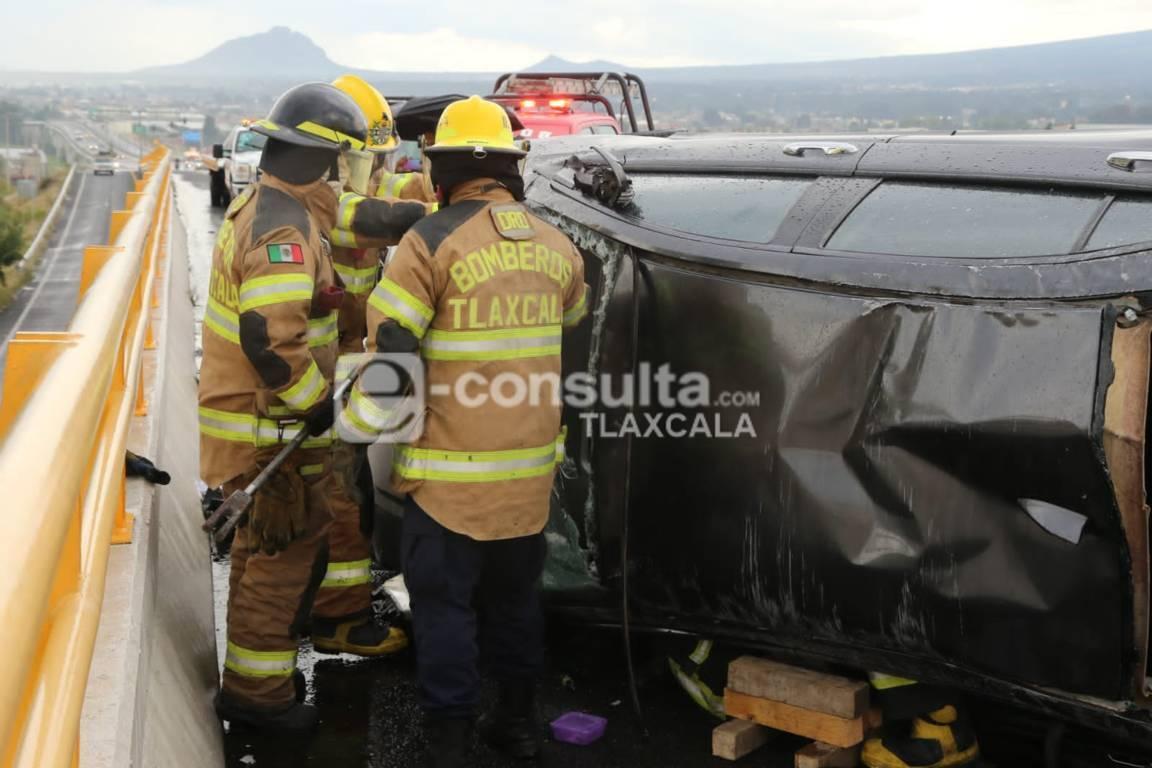 Vuelca mujer en su automóvil sobre el periférico de Tlaxcala 