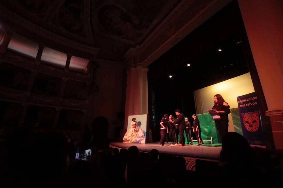 Presentan semilleros creativos la obra de Lilus Kikus en el teatro Xicohténcatl 