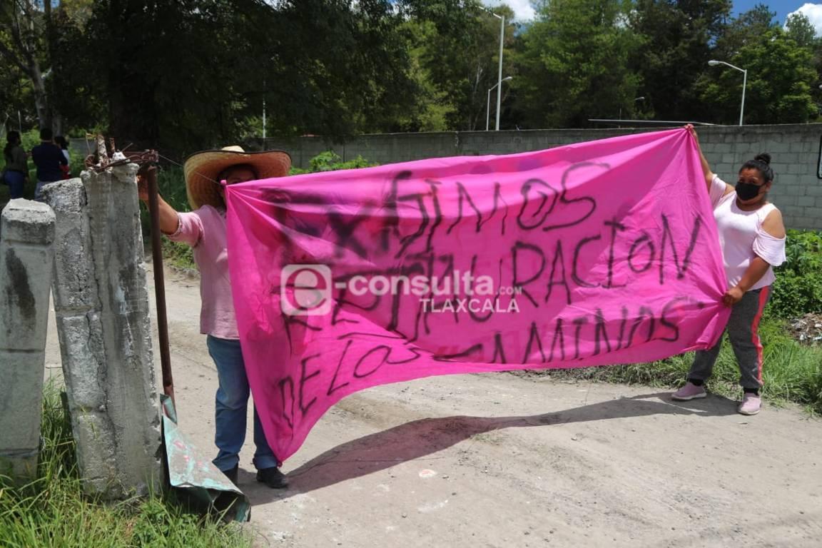 Vecinos de Panotla bloquean calle por falta de mantenimiento 