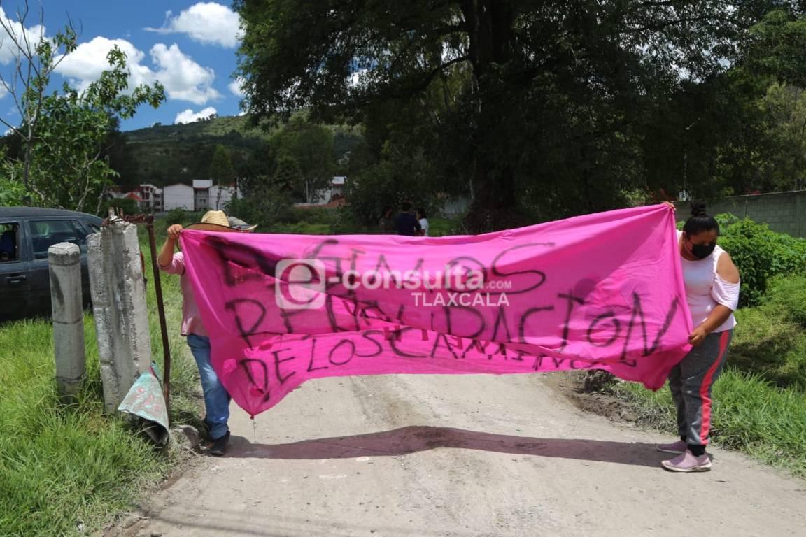 Vecinos de Panotla bloquean calle por falta de mantenimiento 