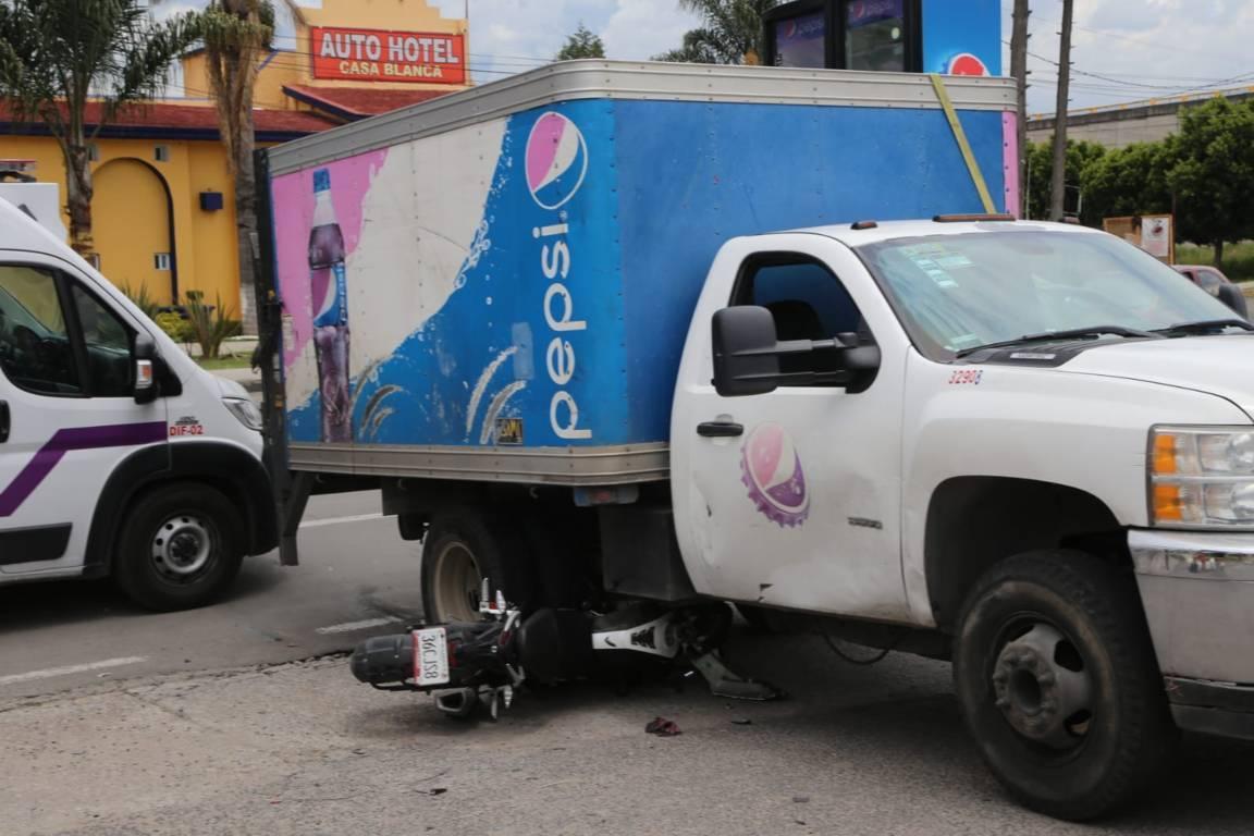 Atropella camioneta de reparto a motociclista en Acuitlapilco
