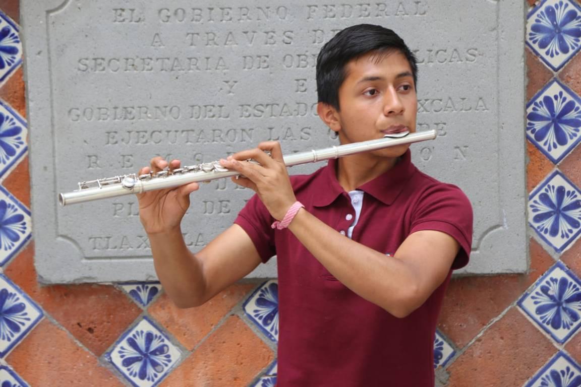 En busca de sus sueños joven de 16 años toca la flauta transversal en el Centro