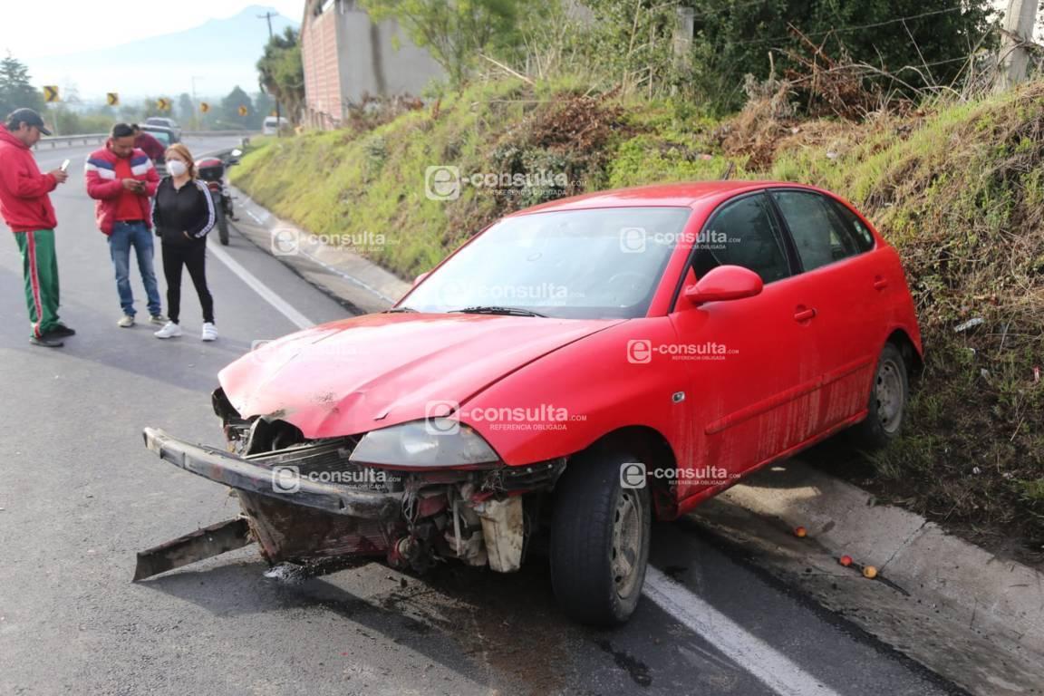 Choca automóvil en la Tlaxcala-Apizaco en Totolac 