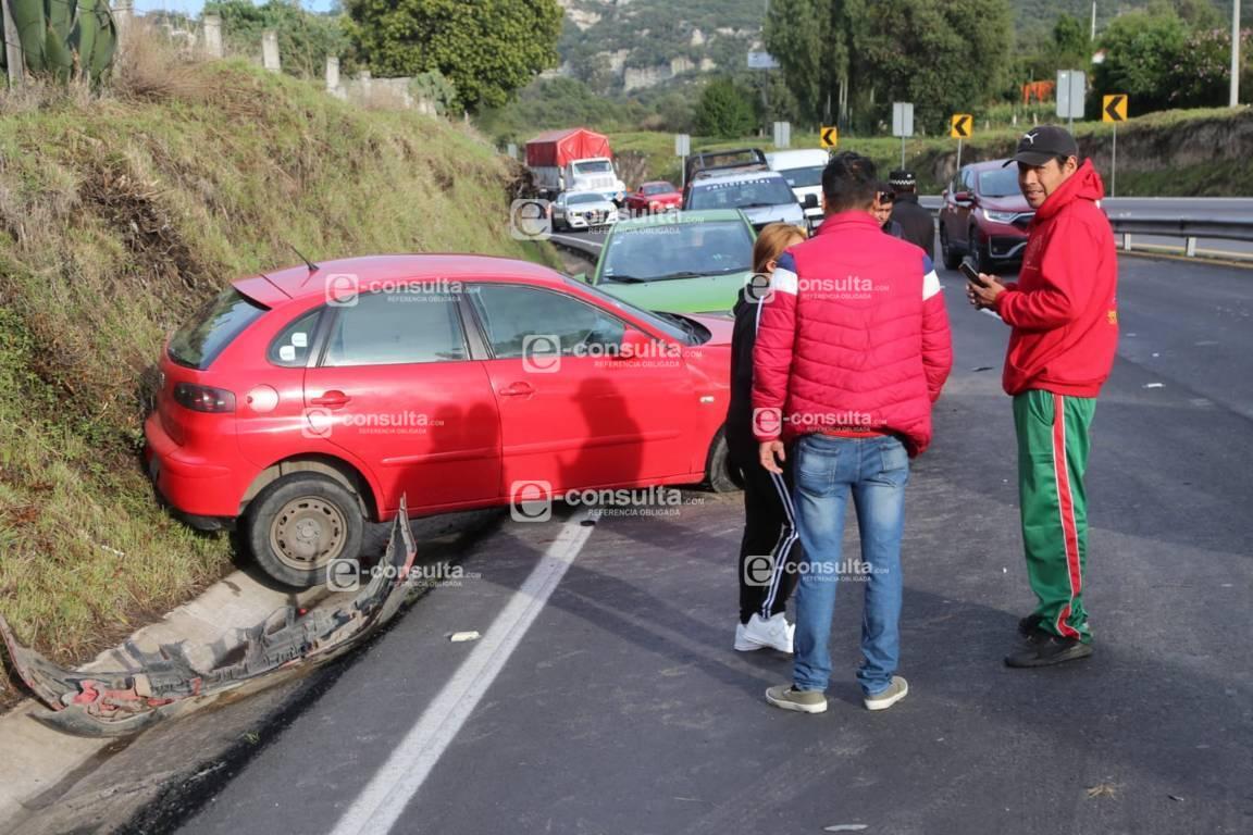 Choca automóvil en la Tlaxcala-Apizaco en Totolac 