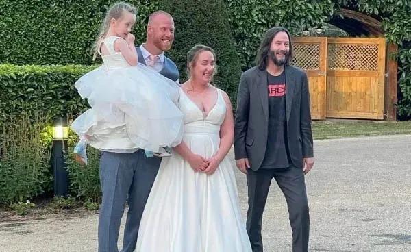 Invitan en un bar a Keanu Reeves para asistir a una boda de una pareja desconocida