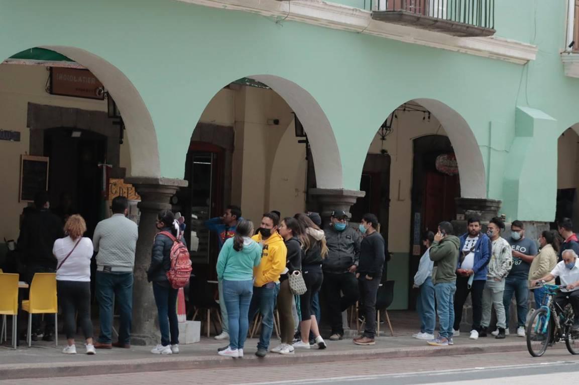 Largas filas para la compra de boletos del Palenque en Tlaxcala