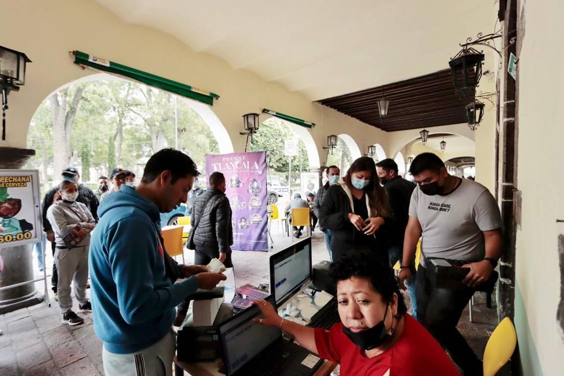 Largas filas para la compra de boletos del Palenque en Tlaxcala