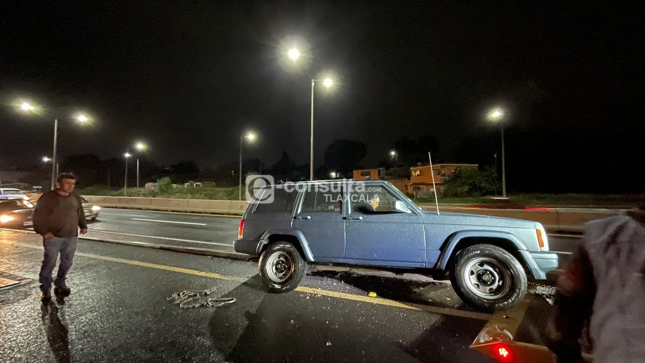 Se descarrila camioneta en la autopista Apizaco-Tlaxcala 